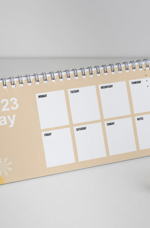 calendario-sobre-mesa-rectangular